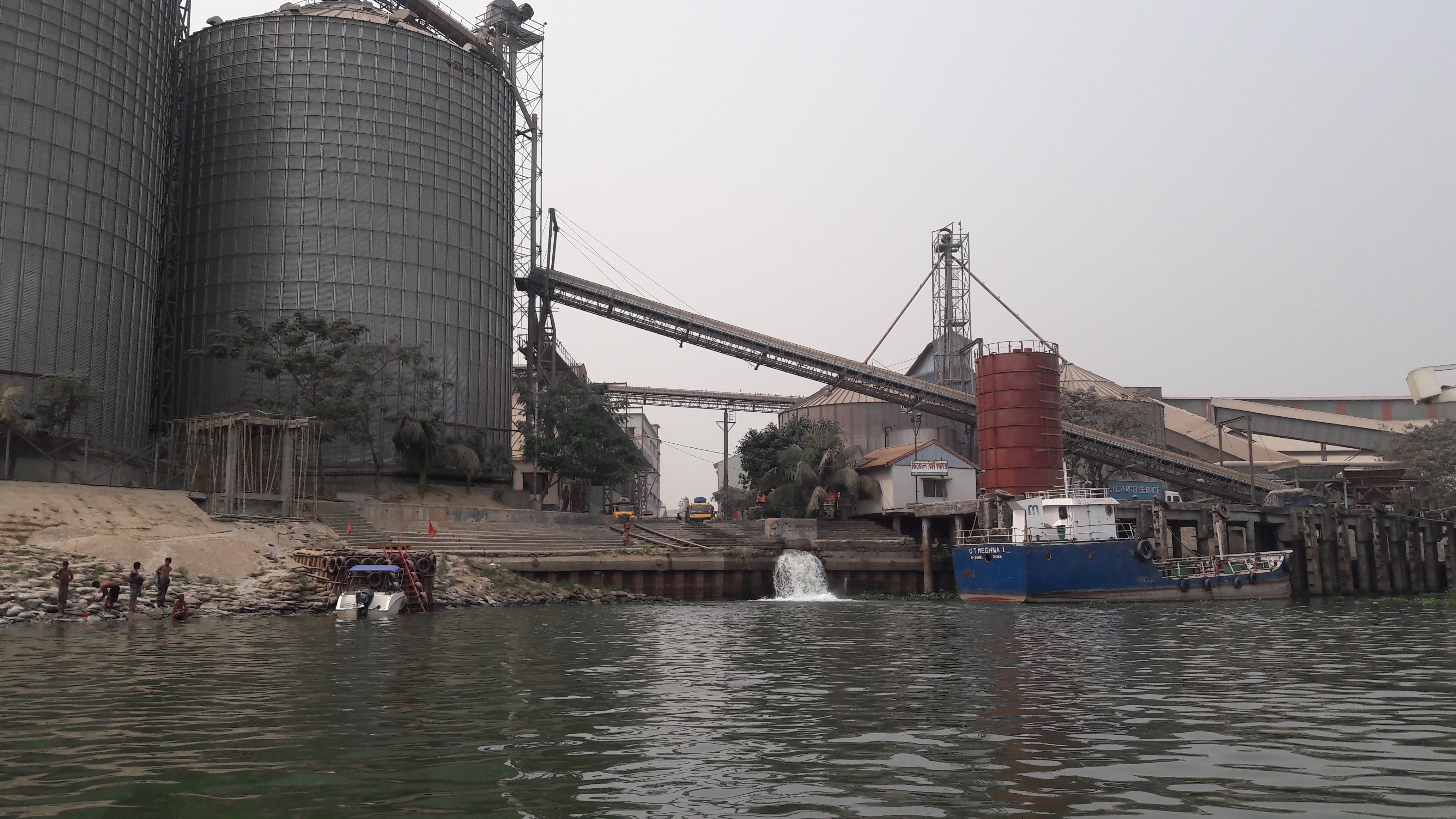 Multiple water uses along the Meghna River, February 2017